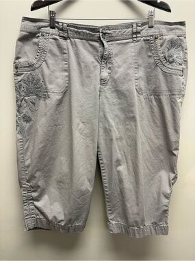 4 for $25 🌿 Gloria Vanderbilt Embroidered Capri Pants Size 22W 🌿